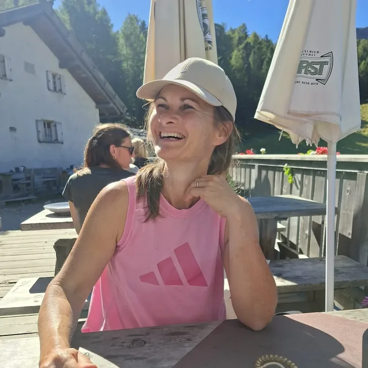 Sarah Schetty, Dipl. Ernährungsberaterin, lachend im Freien